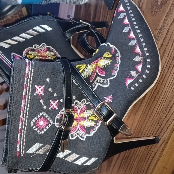 Unique Embroidered stiletto booties. Never worn,  38, sz 7, unbranded, well made - Picture 1 of 6